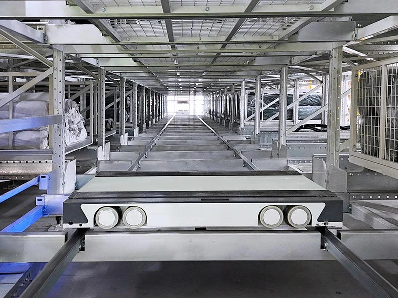 Avance en Almacenamiento Denso: Transbordadores de Cuatro Vías Duplican su Eficiencia Espacial