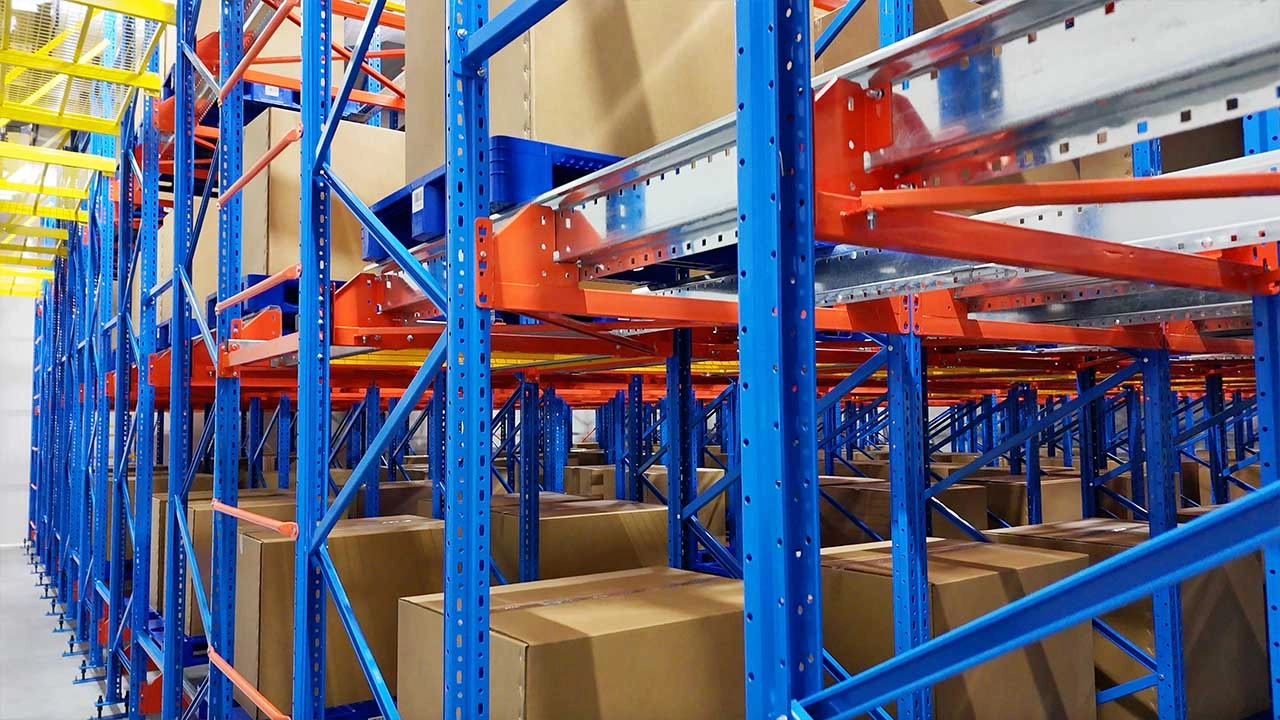 Sistema Automatizado de Almacenamiento y Recuperación de Zikoo Robotics en almacenamiento denso farmacéutico, almacén 3D automático