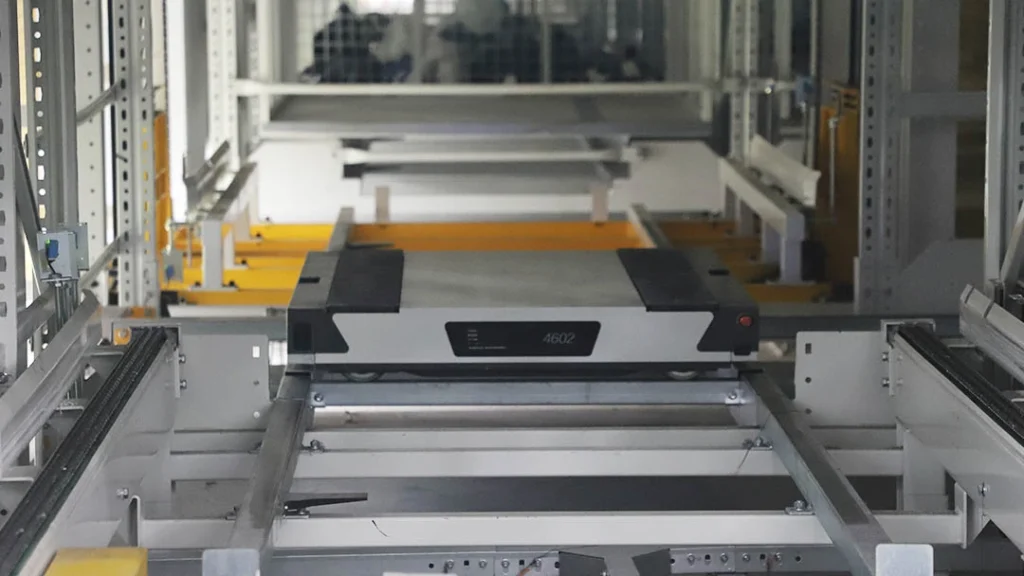 Transportador de cuatro vías de Zikoo Robotics que trabaja en almacenamiento denso con sistema automatizado de almacenamiento y recuperación en un almacén 3D automático