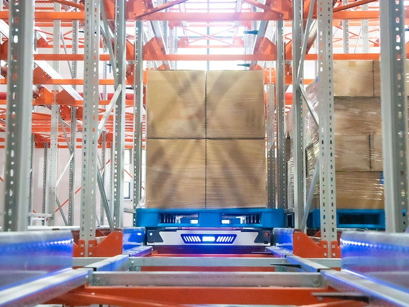 Four-way shuttle operating in automatic 3D warehouse environment