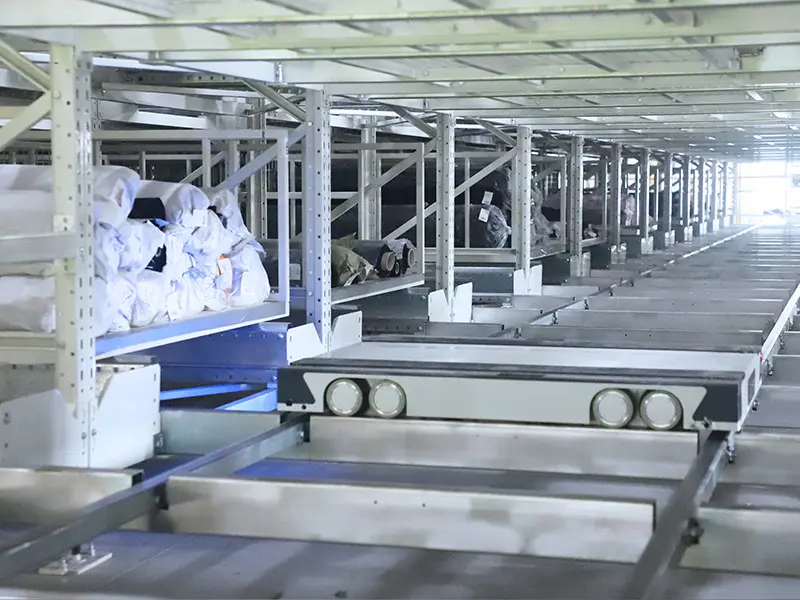 Dense storage solution using four-way shuttle for pallet warehouses
