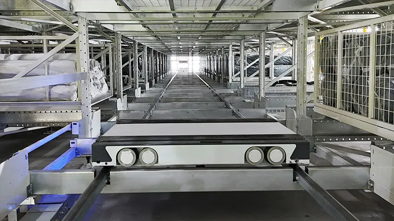 Dense storage solution using four-way shuttle for pallet warehouses