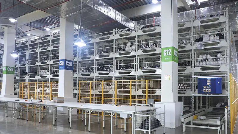 Dense storage solution using four-way shuttle for pallet warehouses