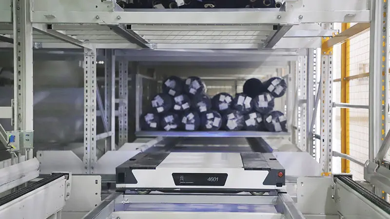 Dense storage solution using four-way shuttle for pallet warehouses