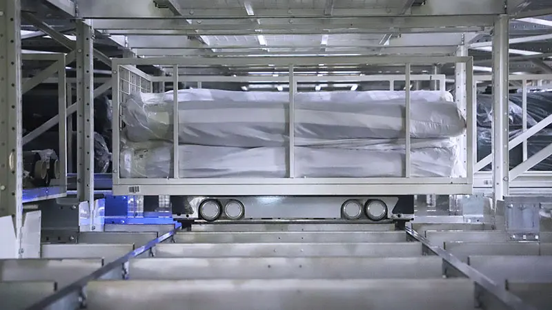 Dense storage solution using four-way shuttle for pallet warehouses