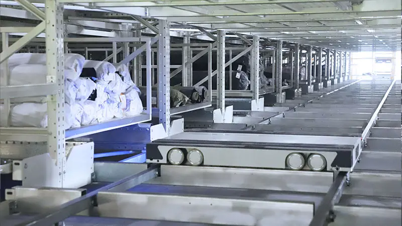 Dense storage solution using four-way shuttle for pallet warehouses
