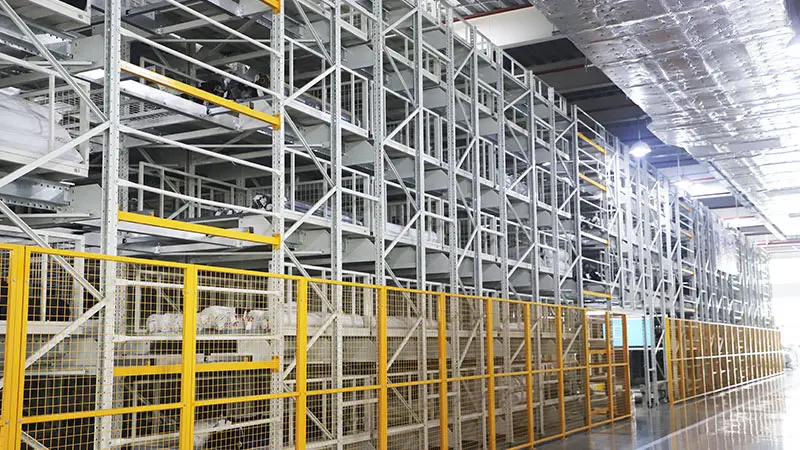 Dense storage solution using four-way shuttle for pallet warehouses