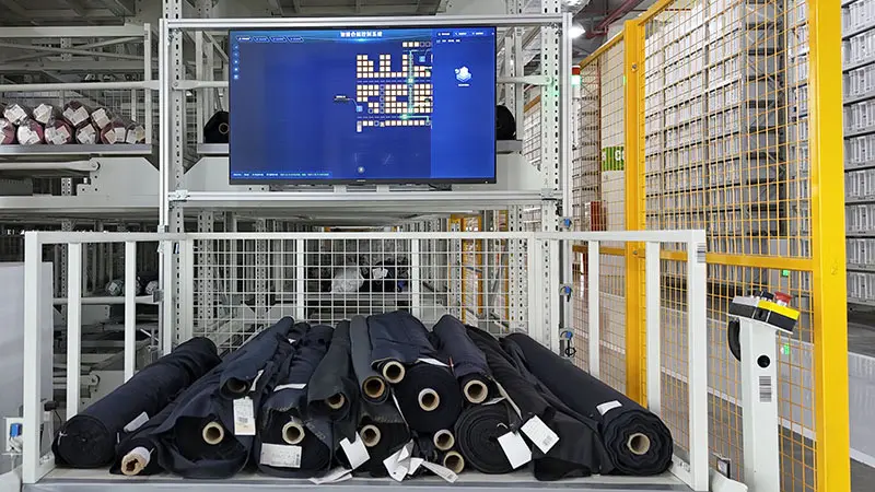 Dense storage solution using four-way shuttle for pallet warehouses