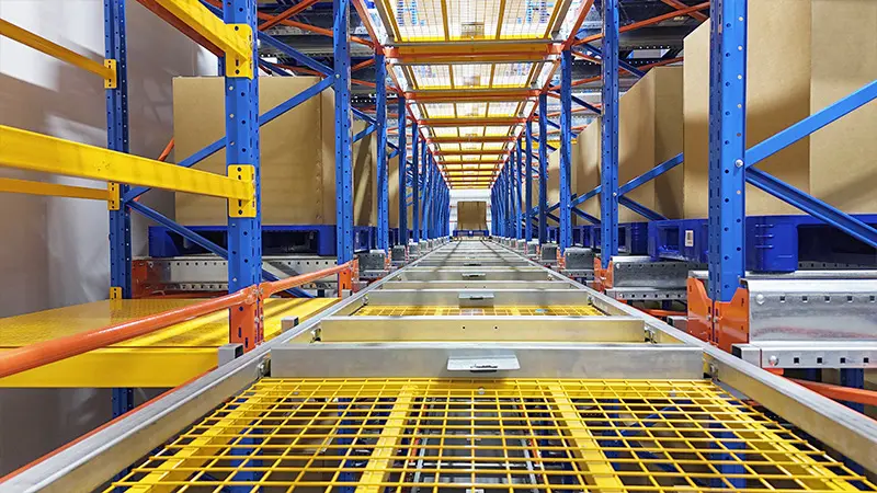 Four-way shuttle operating in automatic 3D warehouse environment